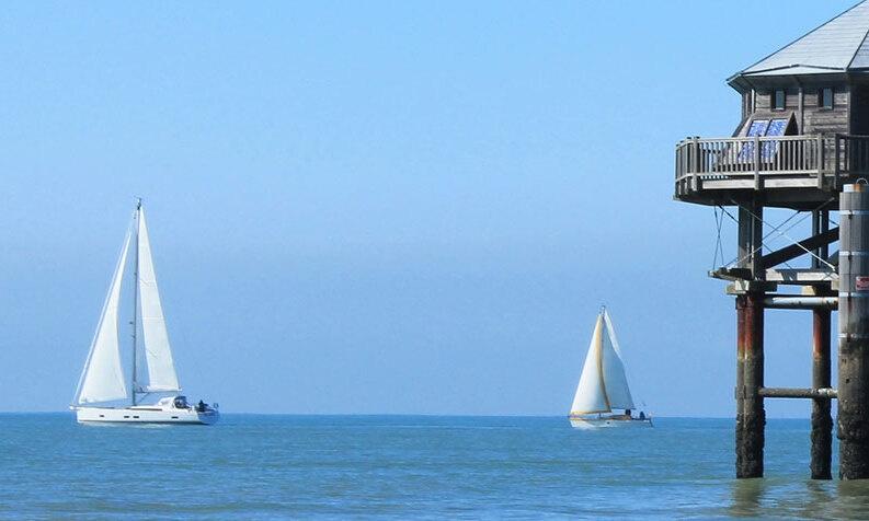 Destinations, vols et billets d’avion pas chers Grenoble Alpes Isère (GNB) - La Rochelle Île de Ré (LRH) | A vol d'oiseau.fr