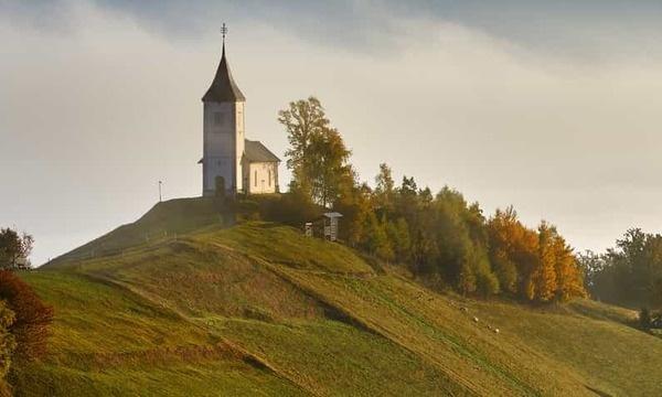 Destinations, vols et billets d’avion pas chers au départ de Clermont-Ferrand (CFE) vers la Slovénie | A vol d'oiseau.fr