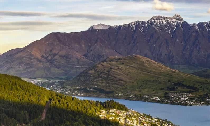 Destinations, vols et billets d’avion pas chers au départ de Chambéry (CMF) vers la Nouvelle Zélande | A vol d'oiseau.fr