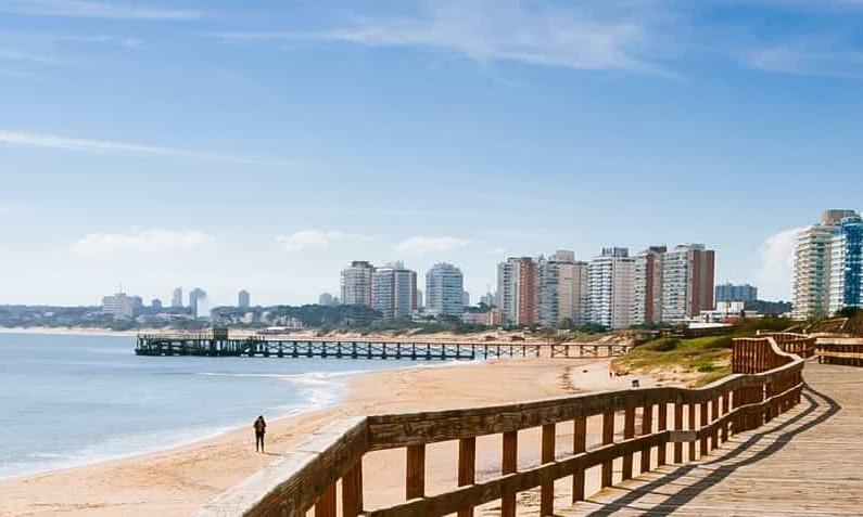 Destinations, vols et billets d’avion pas chers au départ de Calvi (CLY) vers l'Uruguay | A vol d'oiseau.fr
