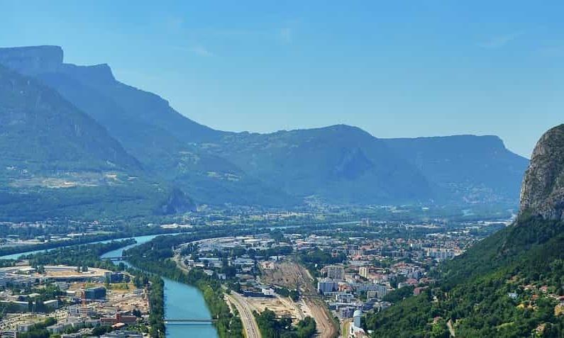 Destinations, vols et billets d’avion pas chers Paris Roissy Charles de Gaulle (CDG) - Grenoble Alpes Isère (GNB) | A vol d'oiseau.fr