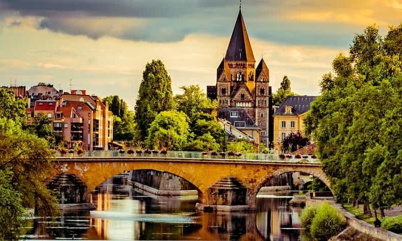 Destinations, vols et billets d’avion pas chers La Rochelle Île de Ré (LRH) - Metz Nancy Lorraine (ETZ) | A vol d'oiseau.fr