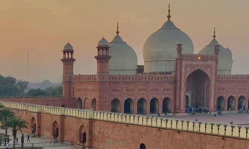 Destinations, vols et billets d’avion pas chers au départ de Tarbes Lourdes (LDE) vers le Pakistan | A vol d'oiseau.fr