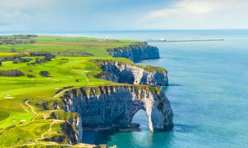 Destinations, vols et billets d’avion pas chers au départ de Tarbes Lourdes (LDE) vers la Normandie | A vol d'oiseau.fr