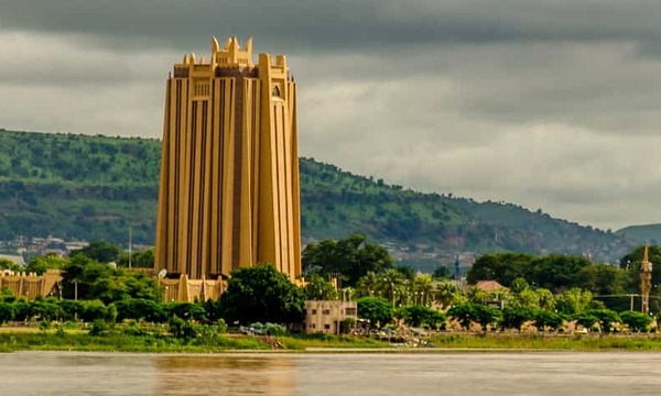 Destinations, vols et billets d’avion pas chers Toulon Hyères (TLN) - Bamako Modibo Keïta (BKO) | A vol d'oiseau.fr